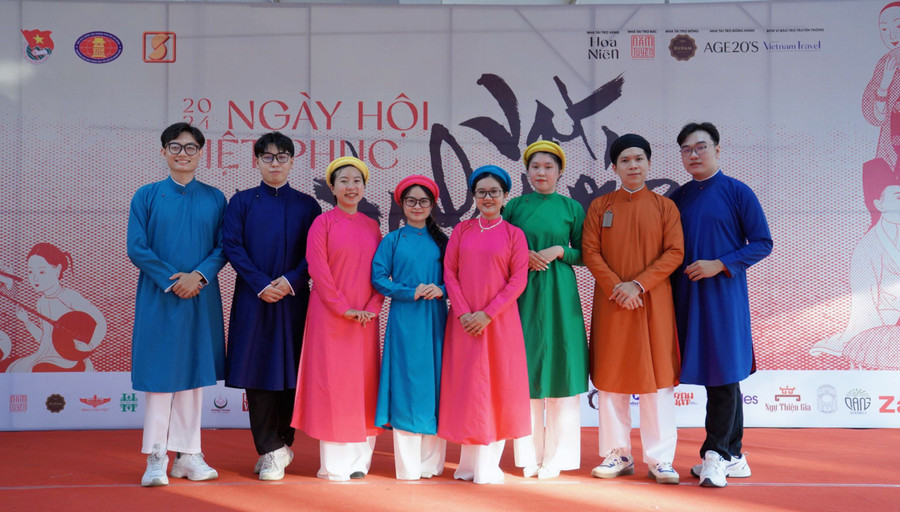 Tập thể cán bộ Đoàn Trường ĐH Khoa học Xã hội & Nhân văn, Đại học Quốc gia TPHCM trong tà áo dài truyền thống. Ảnh: BTC cung cấp. Tập thể cán bộ Đoàn Trường ĐH Khoa học Xã hội & Nhân văn, Đại học Quốc gia TPHCM trong tà áo dài truyền thống. Ảnh: BTC cung cấp.