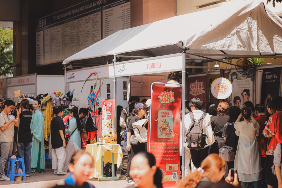 Người tham dự hào hứng trải nghiệm các gian hàng tại ngày khai mạc tuần lễ văn hóa Sóng Đôi 2024. Ảnh: BTC cung cấp.