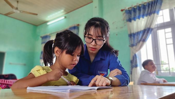 Cô bé Đinh Thị Thi đã dạn dĩ hơn so với ngày đầu đến lớp. Ảnh: TG Cô bé Đinh Thị Thi đã dạn dĩ hơn so với ngày đầu đến lớp. Ảnh: TG