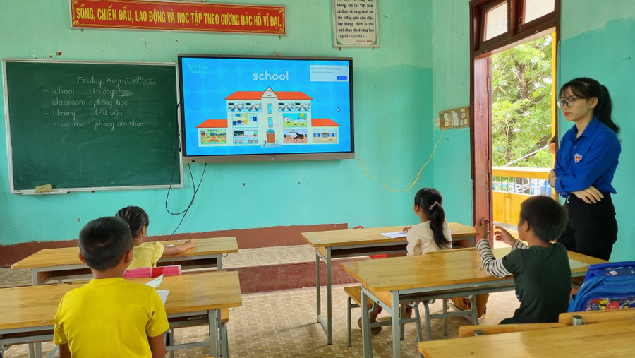 Hoàng Trâm tổ chức giờ học tiếng Anh sinh động nhằm tạo sự hứng thú cho các em. Ảnh: TG Hoàng Trâm tổ chức giờ học tiếng Anh sinh động nhằm tạo sự hứng thú cho các em. Ảnh: TG