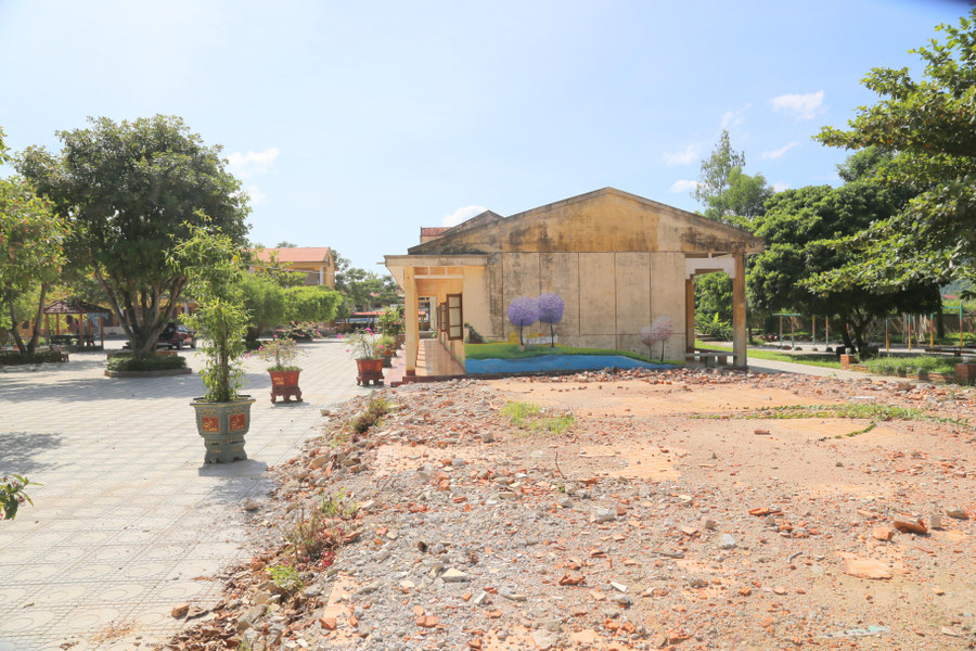 Trường Tiểu học Liên Sơn có 2 dãy nhà cấp bốn vừa thanh lý nhưng chưa xây dựng nên không có phòng học, buộc phải ghép lớp. Ảnh: Đăng Đức Trường Tiểu học Liên Sơn có 2 dãy nhà cấp bốn vừa thanh lý nhưng chưa xây dựng nên không có phòng học, buộc phải ghép lớp. Ảnh: Đăng Đức