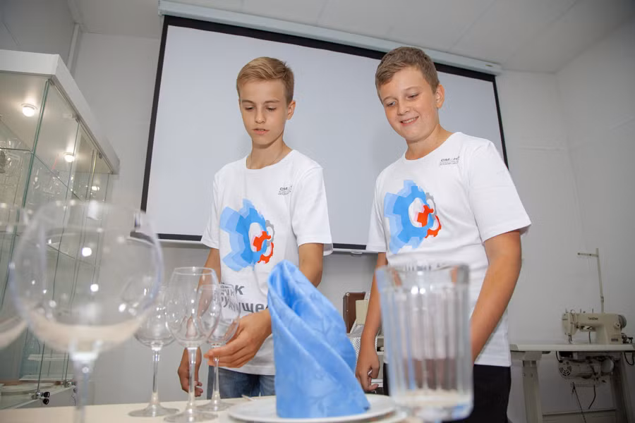 Học sinh nghề thực tập tại xưởng sản xuất rượu vang. Học sinh nghề thực tập tại xưởng sản xuất rượu vang.