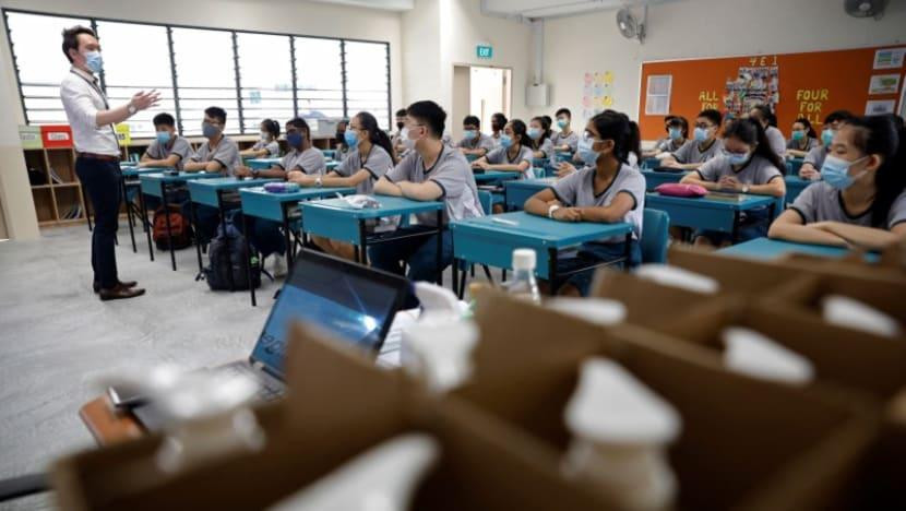 Giáo viên Singapore được cho là khó cân bằng được công việc và cuộc sống. Giáo viên Singapore được cho là khó cân bằng được công việc và cuộc sống.