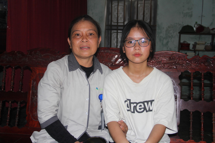 Suốt nhiều năm học, mẹ phải đưa đón và bế em đến trường. Ảnh: TG