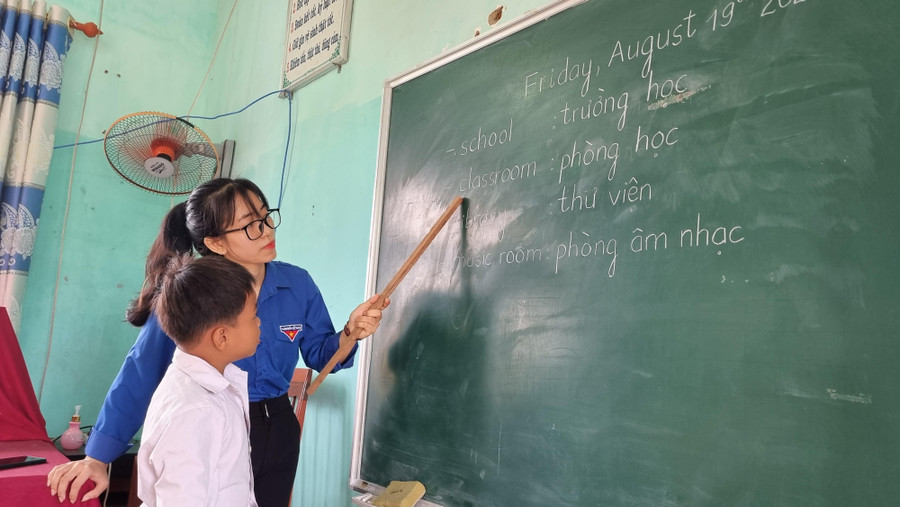 Hoàng Trâm tập trung vào phát triển vốn từ vựng, phát âm đúng chuẩn cho các em. Ảnh: TG