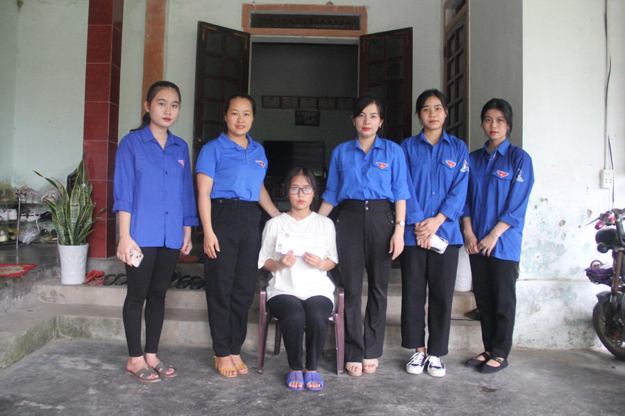 Huyện đoàn Nghi Xuân tặng quà động viên Thảo trước Kỳ thi tốt nghiệp THPT.