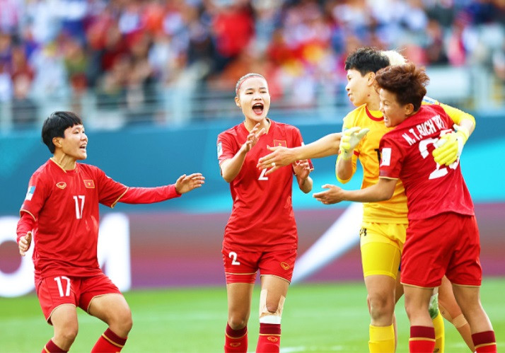 Kim Thanh ăn mừng cùng đồng đội sau tình huống cản phá phạt đền thành công cuối hiệp 1. Ảnh: INT. Kim Thanh ăn mừng cùng đồng đội sau tình huống cản phá phạt đền thành công cuối hiệp 1. Ảnh: INT.