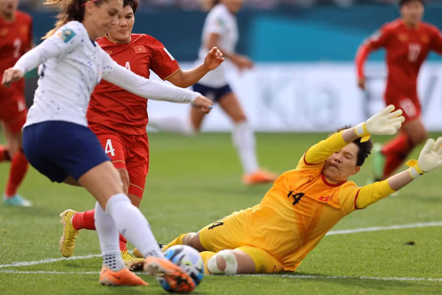 Kim Thanh (bên phải) nhiều lần cản phá thành công các pha dứt điểm của đội tuyển Mỹ.