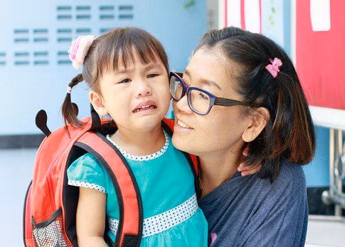 Trẻ có thể la hét, khóc lóc, ăn vạ để từ chối đến trường. Ảnh minh họa.