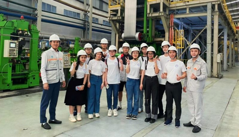 Học sinh Trường THPT Phan Châu Trinh (Đà Nẵng) tham gia chương trình Học bổng Học tập trải nghiệm do ông Nguyễn Thành Trung, cựu học sinh niên khóa 1970 - 1977 trài trợ.