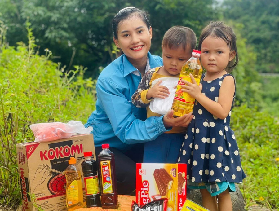 Học sinh Trường Phổ thông dân tộc bán trú Tiểu học Trà Tập nhận hỗ trợ từ dự án “Đi học trên núi”.