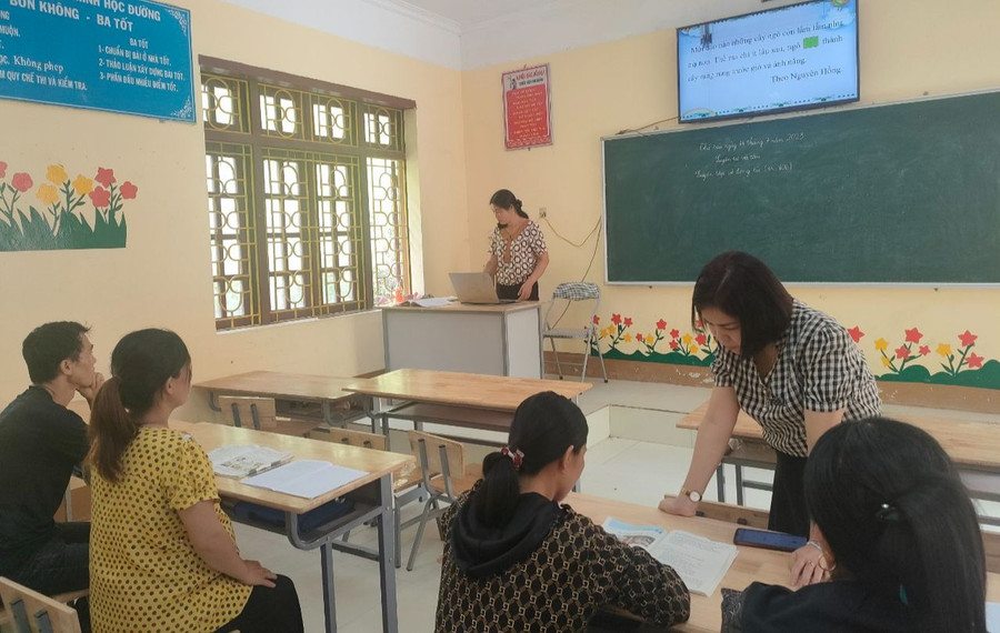 Một lớp học xoá mù chữ trên địa bàn huyện Văn Quan, Lạng Sơn. Ảnh: NVCC