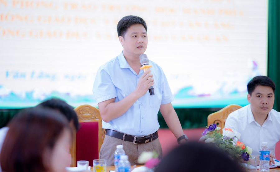 Ông Ngô Văn Hiền, Trưởng phòng GD&amp;ĐT huyện Văn Quan, tỉnh Lạng Sơn, tham dự Hội nghị triển khai phong trào học tập suốt đời ngành GD-ĐT huyện Văn Quan. Ảnh: NVCC