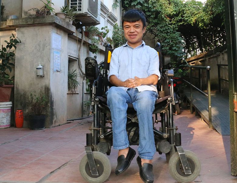 Anh Vũ Phong Kỳ, giáo viên tại Trung tâm Nâng cao năng lực cho người khuyết tật Nghị Lực Sống, Hà Nội. Ảnh: Tú Anh