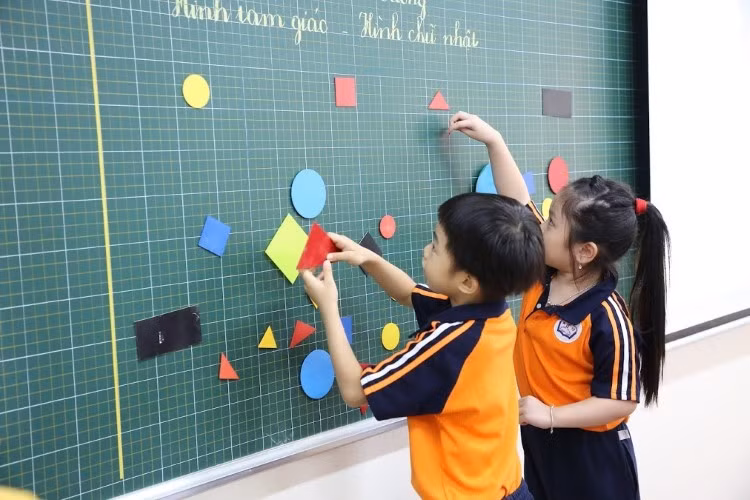 Trẻ sẽ trở thành người có ích cho xã hội khi được sống trong môi trường đầy tình thương. Ảnh minh họa: Thế Đại.