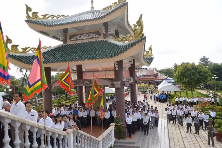 Đông đảo người dân Bến Tre viếng mộ cụ Nguyễn Đình Chiểu.