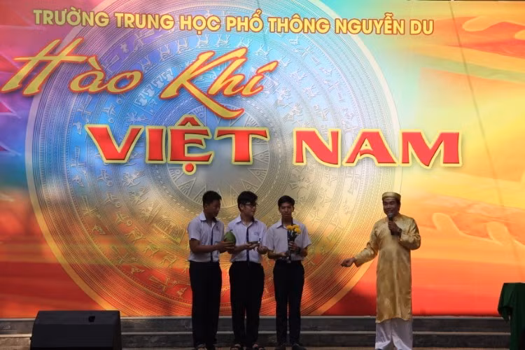 Song song với việc truyền thụ kiến thức, Trường THPT Nguyễn Du tổ chức nhiều chuyên đề về văn hóa Việt Nam cho học sinh. Ảnh minh họa: P.Nga