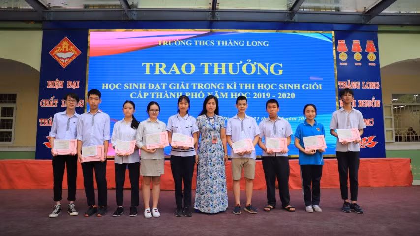 Nhà giáo Nguyễn Thanh Hà - Hiệu trưởng Trường THCS Thăng Long trao thưởng cho HS giỏi tiêu biểu.