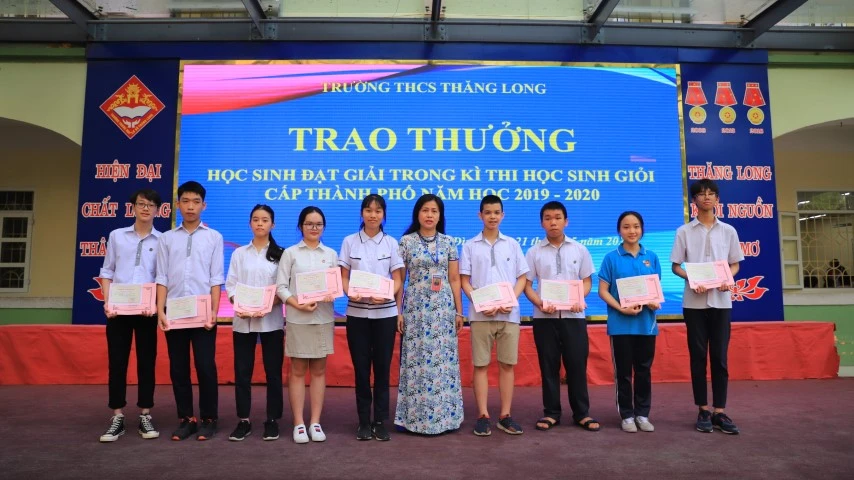 Nhà giáo Nguyễn Thanh Hà - Hiệu trưởng Trường THCS Thăng Long trao thưởng cho HS giỏi tiêu biểu.