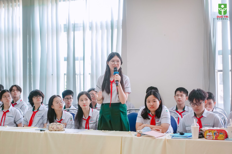 Học sinh lớp 9 Trường Tiểu học - THCS Đức Trí đặt câu hỏi trong buổi giao lưu chia sẻ kinh nghiệm ôn thi vào lớp 10 với các anh chị khóa trước. Học sinh lớp 9 Trường Tiểu học - THCS Đức Trí đặt câu hỏi trong buổi giao lưu chia sẻ kinh nghiệm ôn thi vào lớp 10 với các anh chị khóa trước.