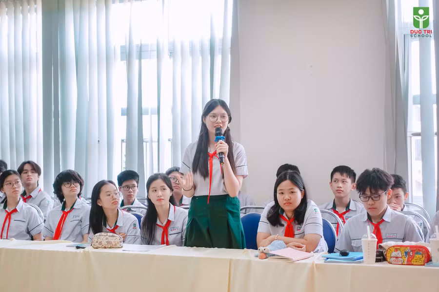 Học sinh lớp 9 Trường Tiểu học - THCS Đức Trí đặt câu hỏi trong buổi giao lưu chia sẻ kinh nghiệm ôn thi vào lớp 10 với các anh chị khóa trước.