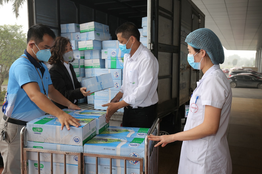 Sữa Cô Gái Hà Lan trao những sản phẩm dinh dưỡng thiết thực đến đội ngũ y bác sĩ, bệnh nhân Bệnh viện Bệnh Nhiệt Đới Trung ương. Sữa Cô Gái Hà Lan trao những sản phẩm dinh dưỡng thiết thực đến đội ngũ y bác sĩ, bệnh nhân Bệnh viện Bệnh Nhiệt Đới Trung ương.