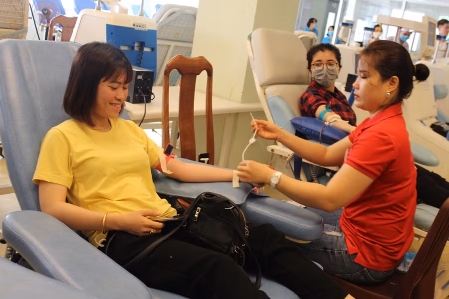 Cán bộ, giáo viên tình nguyện hiến máu trong mùa dịch Covid-19