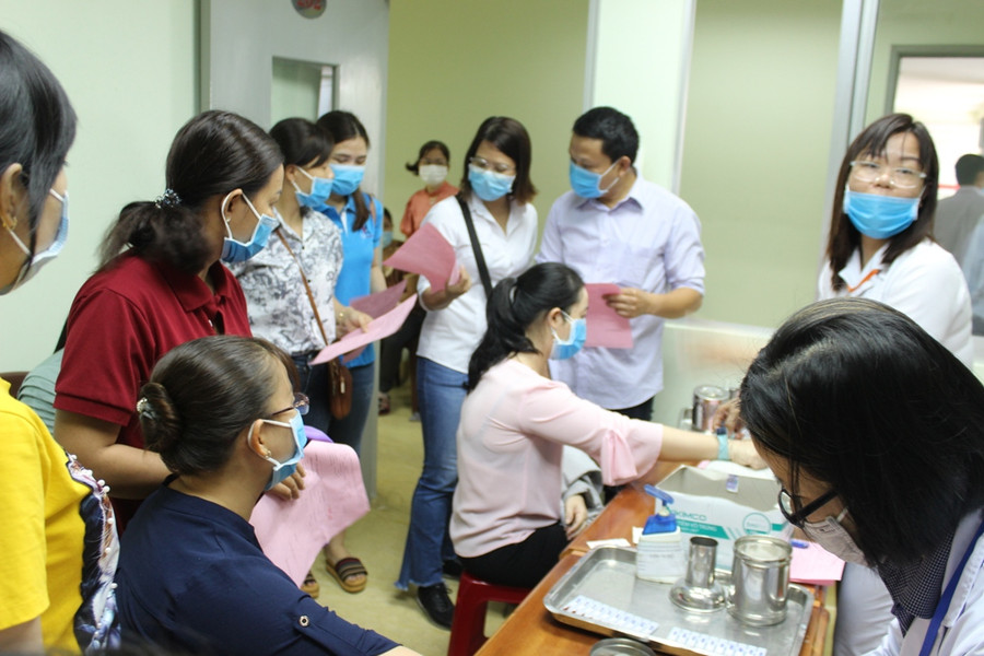 Tuy thời điểm dịch Covid-19 diễn biến phức tạp nhưng các cô giáo có mặt đầy đủ ở bệnh viện để hiến máu.