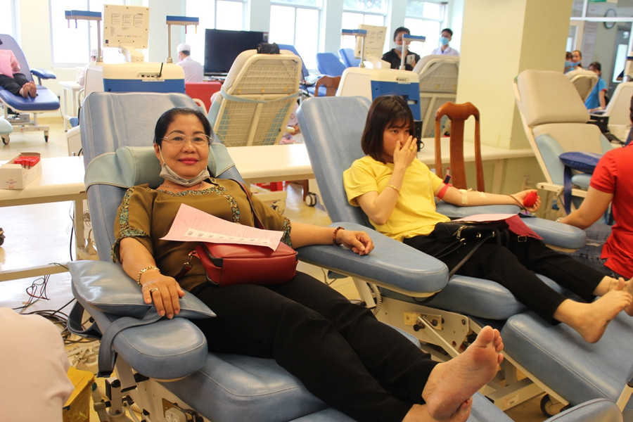 Bà Lâm Thanh Liễu - Trưởng Phòng GD&ĐT quận Ninh Kiều cùng cán bộ, giáo viên, nhân viên hiến máu.