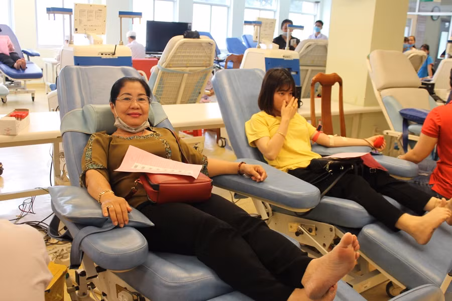 Bà Lâm Thanh Liễu - Trưởng Phòng GD&ĐT quận Ninh Kiều cùng cán bộ, giáo viên, nhân viên hiến máu.