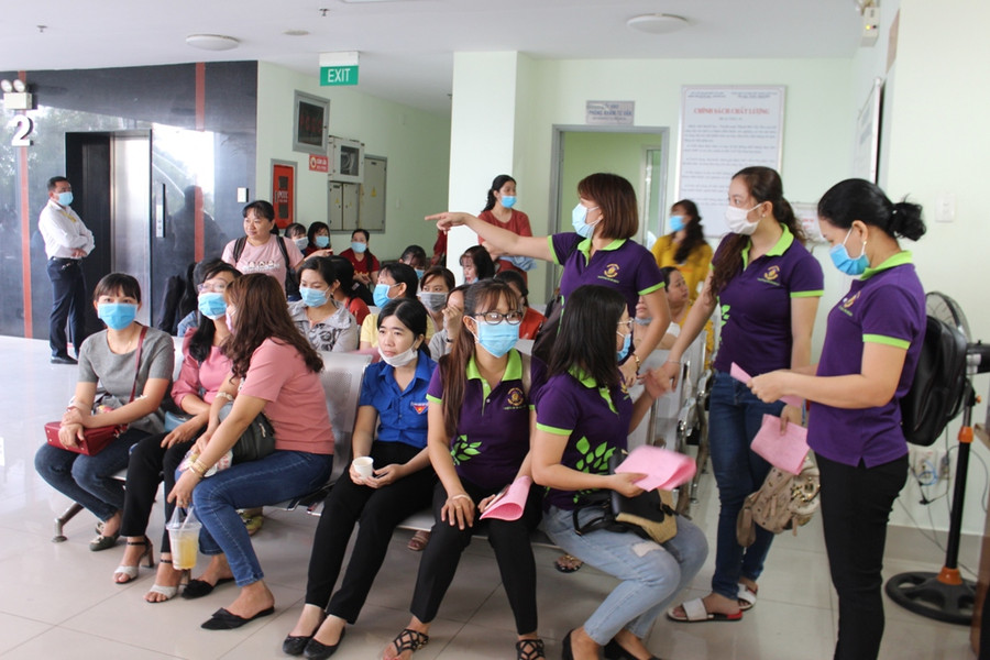 Các cô giáo mầm non quận Ninh Kiều cùng nhau đi hiến máu.