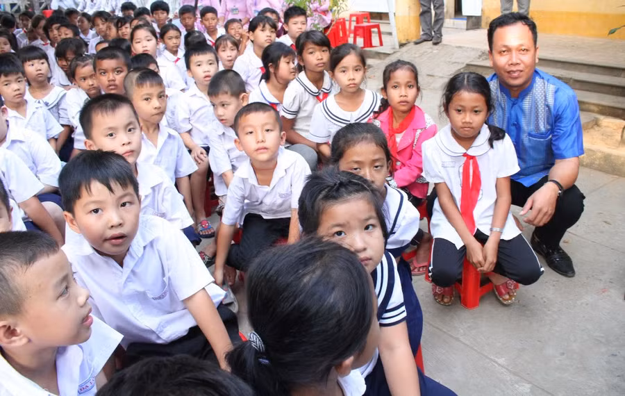 Thầy Thạch Sa Quên, Đại sứ Chương trình Điều ước cho em tỉnh Trà Vinh cùng học trò. Ảnh: Q. Ngữ.