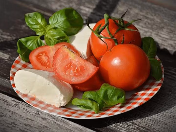 Cà chua: thường được sử dụng trong ẩm thực và nó là một trong những nguồn cung cấp chất chống oxy hoá và vitamin tốt nhất. Lycopene có trong cà chua kiểm soát sự phát triển của tế bào ung thư và nó cũng sẽ làm tăng lượng vitamin A. Một trái cà chua có thể cung cấp cho bạn 20% vitamin A.