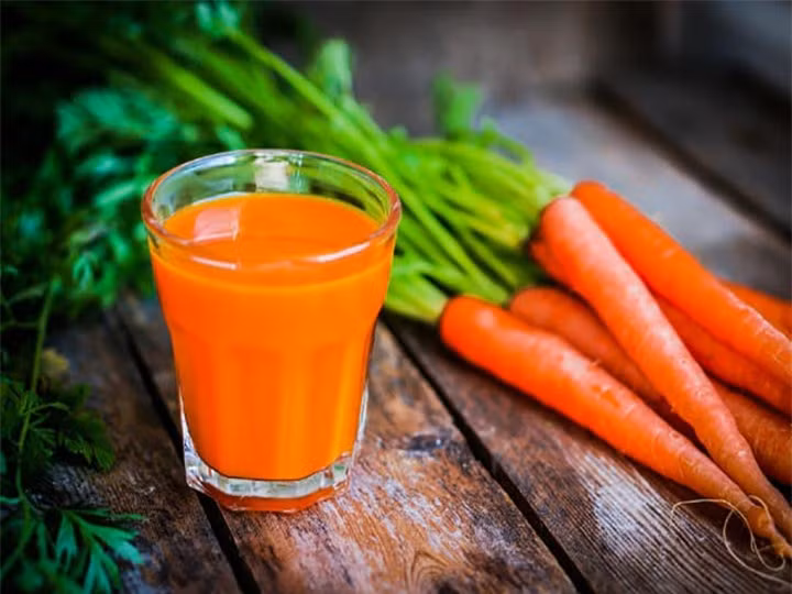 Cà rốt đứng đầu danh sách khi nói đến vitamin A. Một phần cà rốt cắt nhỏ chứa 334% nhu cầu vitamin A hàng ngày của bạn. Cách tốt nhất để tận dụng tối đa các chất dinh dưỡng là ăn sống hoặc uống nước ép cà rốt.