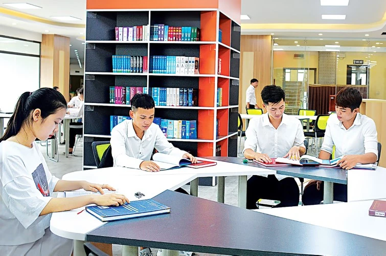 Chuyển đổi số trong GD đại học đòi hỏi sinh viên phải chủ động nhập cuộc và sáng tạo trong việc tự nghiên cứu. Ảnh minh họa