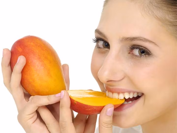 Xoài là trái cây được yêu thích nhất vào mùa hè. Nó có vị ngọt ngào và có thể thêm vào món chính hoặc món tráng miệng. Xoài có rất nhiều các chất dinh dưỡng thiết yếu. Một cốc xoài sẽ cung cấp cho bạn 36% lượng vitamin A cần thiết hàng ngày.