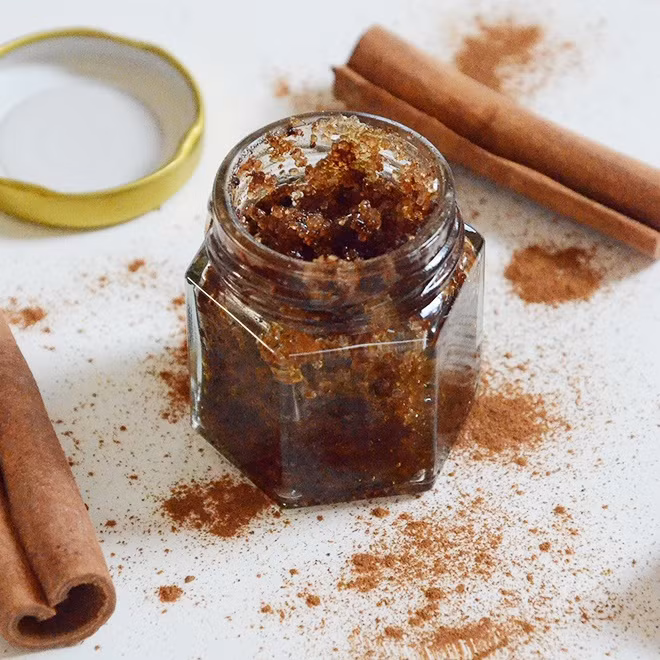 Sử dụng bột quế: Bột quế, đường nâu thường được sử dụng trong công thức tẩy tế bào chết. Quế mang tính cay, nóng sẽ khiến da mặt dễ bị kích ứng, bỏng rát và mẩn đỏ. Ảnh: 365 Beauty Tips.