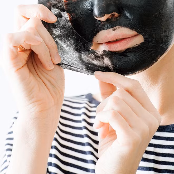 Lạm dụng mặt nạ lột: Chuyên gia thẩm mỹ được cấp giấy phép - Evie Reyna - chia sẻ trên Insider: "Làn da bị co kéo thường xuyên khi dùng mặt nạ lột có thể làm mất độ đàn hồi, dẫn đến chảy xệ". Bên cạnh đó, mặt nạ lột còn dễ gây kích ứng với da nhạy cảm, da đang bị mụn trứng cá… Ảnh: Truepic, The Zoe Report.