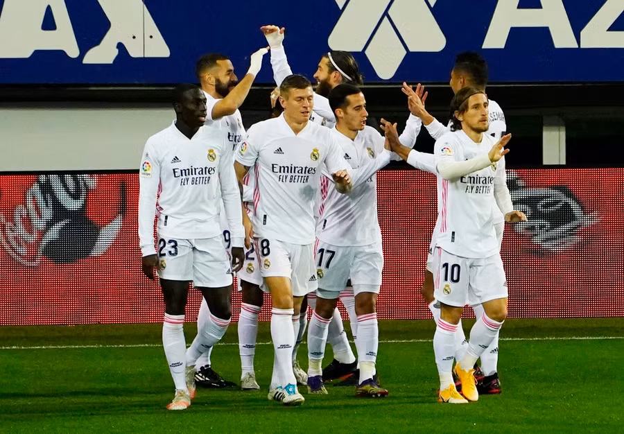 Phút 13, Luka Modric nhân đôi cách biệt cho đội chủ sân Bernabeu bằng cú sút một chạm quyết đoán không thể cản phá trong vùng cấm Eibar. Trước đó, Benzema và Lucas Vazquez có tình huống phối hợp lỗi từ biên phải, nhưng nhanh chóng đoạt lại bóng để trả ngược cho tiền đạo vệ người Croatia.