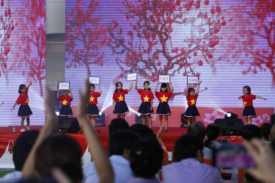 Tiết mục văn nghệ do học sinh nhà trường biểu diễn Tiết mục văn nghệ do học sinh nhà trường biểu diễn