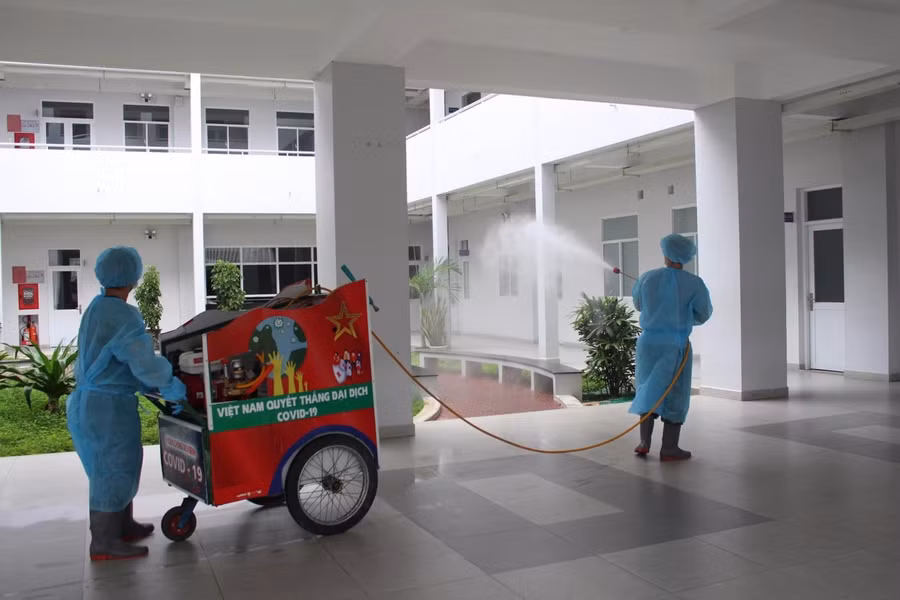 Khử khuẩn tại các điểm thi vào ngày 5/7. ảnh minh họa T.L