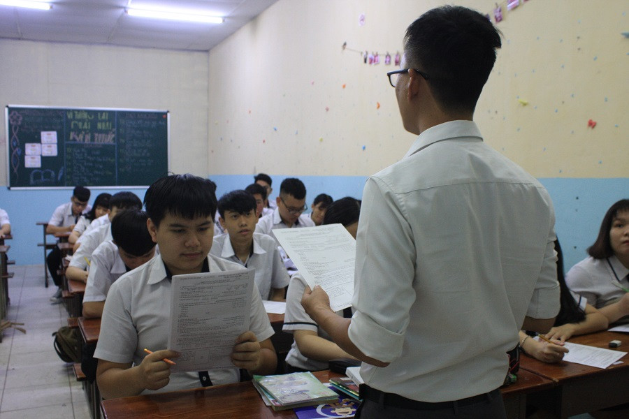 Mỗi học sinh được phát một bộ hồ sơ dự thi (photo từ bản chính) để các em tập dượt điền các thông tin sau khi nghe giáo viên hướng dẫn kĩ