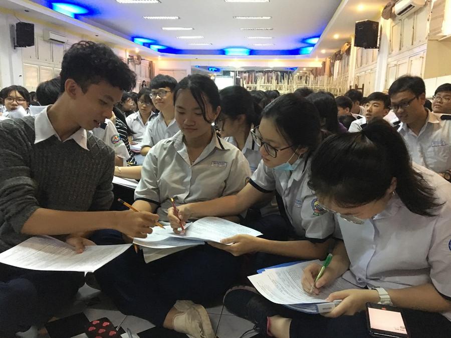 Các em trao đổi với nhau về các thông tin trong phiếu dự thi