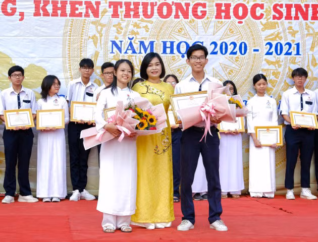 Bà Trần Hồng Thắm, Giám đốc Sở GD&ĐT TP Cần Thơ tuyên dương 2 HS đoạt giải Nhất Kỳ thi chọn HS giỏi cấp quốc gia THPT năm học 2020 - 2021.