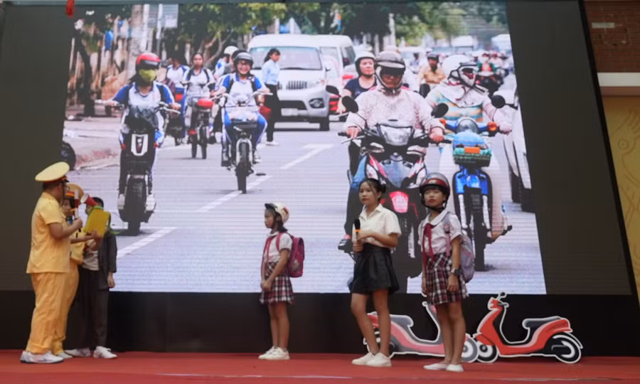 Tiểu phẩm của học sinh Trường Tiểu học Vĩnh Tuy về an toàn giao thông trong giờ chào cờ. Ảnh: TG