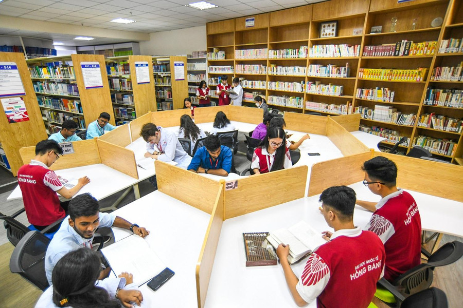 Sinh viên Trường ĐH Quốc tế Hồng Bàng trong giờ học tại thư viện. Sinh viên Trường ĐH Quốc tế Hồng Bàng trong giờ học tại thư viện.