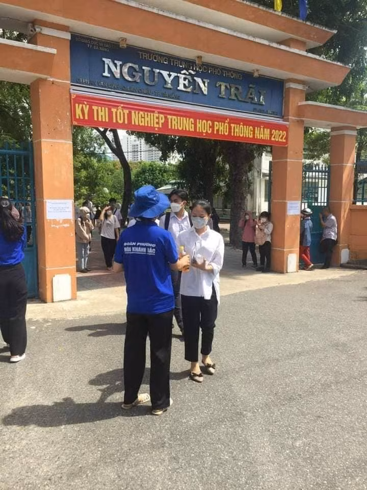 Thí sinh dự thi tại điểm thi Trường THPT Nguyễn Trãi được tình nguyện viên gửi nước uống sau buổi thi môn tổ hợp