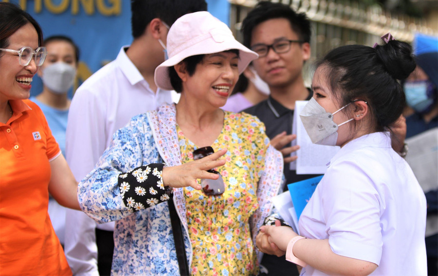 Phụ huynh phấn khởi đón thí sinh khi kết thúc môn thi cuối cùng của kỳ thi tốt nghiệp THPT năm 2022 với tâm trạng thoải mái Phụ huynh phấn khởi đón thí sinh khi kết thúc môn thi cuối cùng của kỳ thi tốt nghiệp THPT năm 2022 với tâm trạng thoải mái