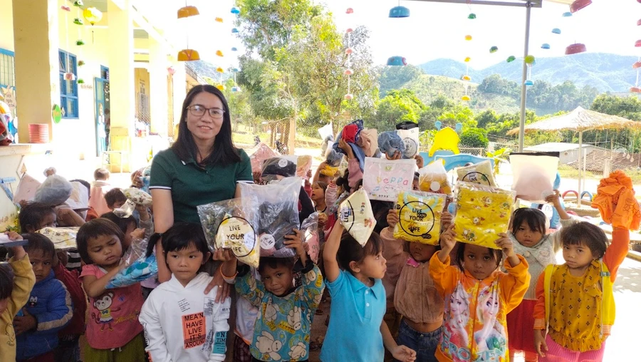 Dù còn nhiều khó khăn nhưng cô Huê luôn kết nối, mang những món quà ý nghĩa tặng cho trẻ vùng cao. Ảnh: Nguyễn Dung