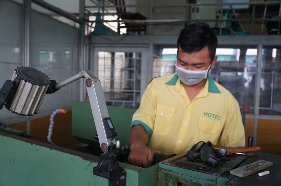 Học viên cao đẳng nghề trong giờ thực hành tại Trung tâm Giáo dục nghề nghiệp - Giáo dục thường xuyên Nhà Bè, TPHCM. Ảnh: Mạnh Tùng Học viên cao đẳng nghề trong giờ thực hành tại Trung tâm Giáo dục nghề nghiệp - Giáo dục thường xuyên Nhà Bè, TPHCM. Ảnh: Mạnh Tùng
